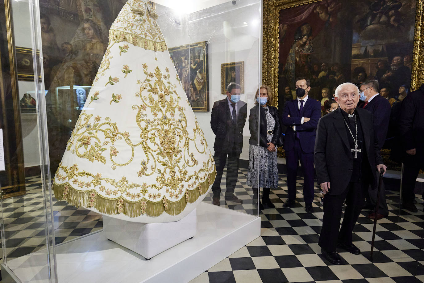 El cardenal Cañizares ha presentado el manto solidario que ha entregado LAS PROVINCIAS para la imagen peregrina de la Virgen de los Desamparados. El vestido es fruto de la generosidad de los lectores que se han sumado a la iniciativa del periódico para recaudar fondos destinados a la Fundación Pauperibus. 