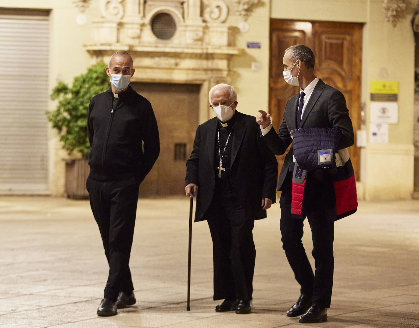 El cardenal Cañizares ha presentado el manto solidario que ha entregado LAS PROVINCIAS para la imagen peregrina de la Virgen de los Desamparados. El vestido es fruto de la generosidad de los lectores que se han sumado a la iniciativa del periódico para recaudar fondos destinados a la Fundación Pauperibus. 