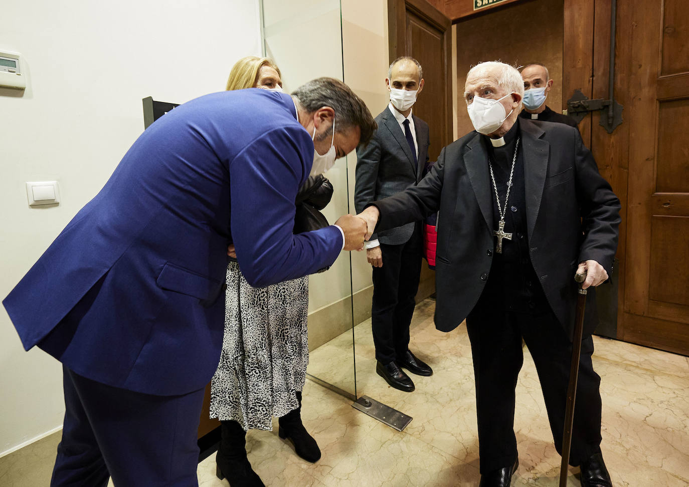 El cardenal Cañizares ha presentado el manto solidario que ha entregado LAS PROVINCIAS para la imagen peregrina de la Virgen de los Desamparados. El vestido es fruto de la generosidad de los lectores que se han sumado a la iniciativa del periódico para recaudar fondos destinados a la Fundación Pauperibus. 