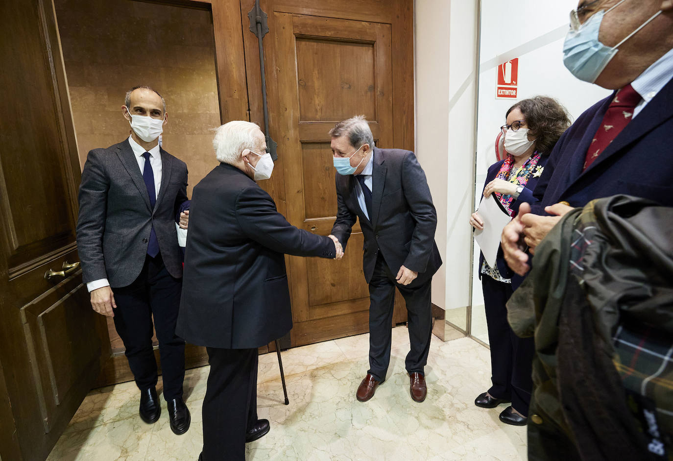 El cardenal Cañizares ha presentado el manto solidario que ha entregado LAS PROVINCIAS para la imagen peregrina de la Virgen de los Desamparados. El vestido es fruto de la generosidad de los lectores que se han sumado a la iniciativa del periódico para recaudar fondos destinados a la Fundación Pauperibus. 