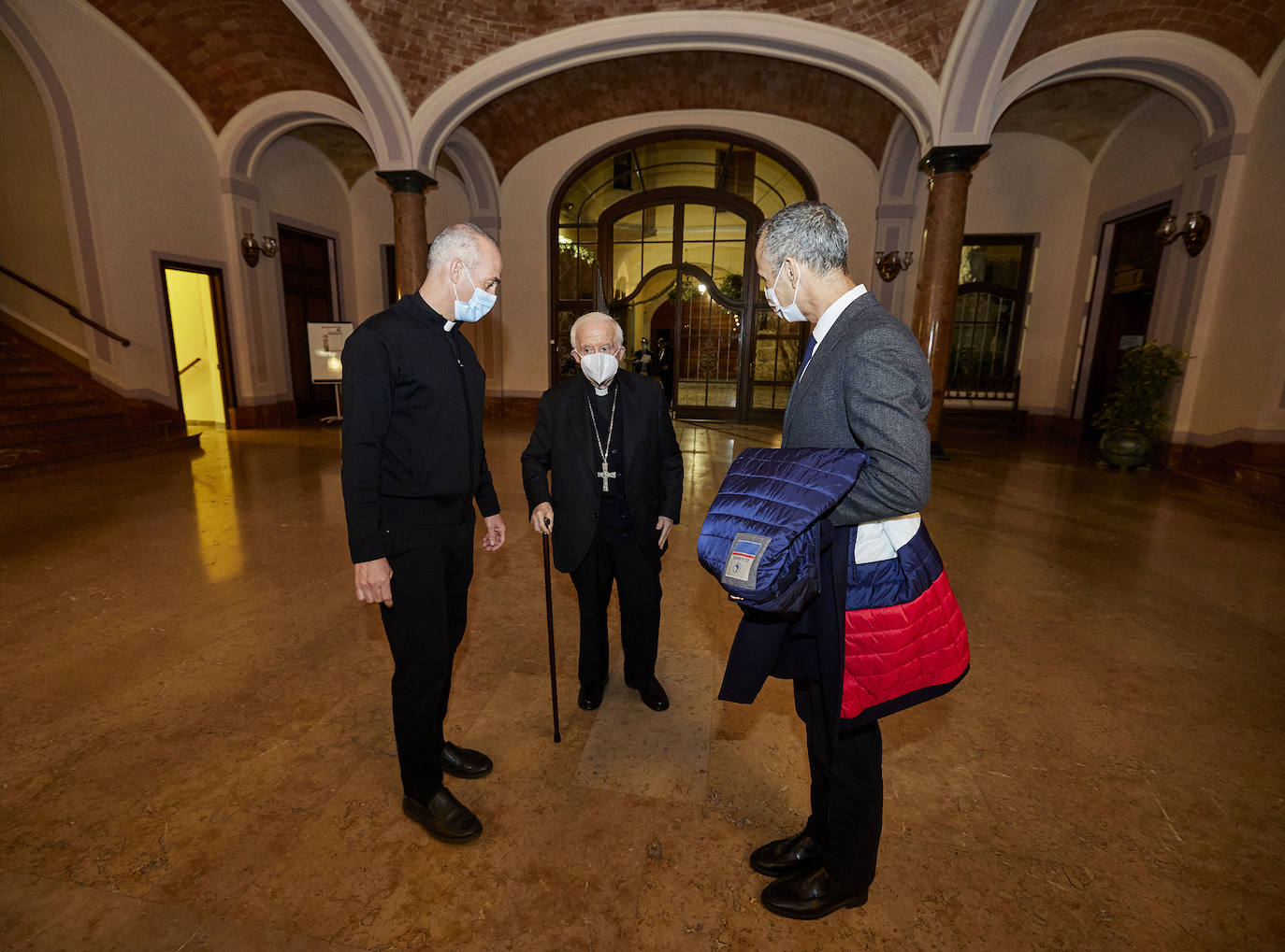 El cardenal Cañizares ha presentado el manto solidario que ha entregado LAS PROVINCIAS para la imagen peregrina de la Virgen de los Desamparados. El vestido es fruto de la generosidad de los lectores que se han sumado a la iniciativa del periódico para recaudar fondos destinados a la Fundación Pauperibus. 