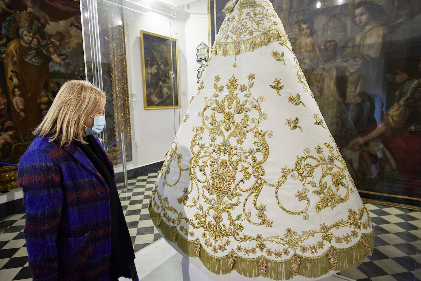 El cardenal Cañizares ha presentado el manto solidario que ha entregado LAS PROVINCIAS para la imagen peregrina de la Virgen de los Desamparados. El vestido es fruto de la generosidad de los lectores que se han sumado a la iniciativa del periódico para recaudar fondos destinados a la Fundación Pauperibus. 