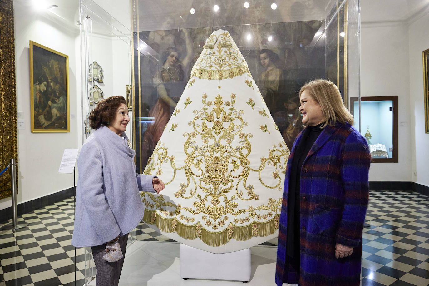 El cardenal Cañizares ha presentado el manto solidario que ha entregado LAS PROVINCIAS para la imagen peregrina de la Virgen de los Desamparados. El vestido es fruto de la generosidad de los lectores que se han sumado a la iniciativa del periódico para recaudar fondos destinados a la Fundación Pauperibus. 