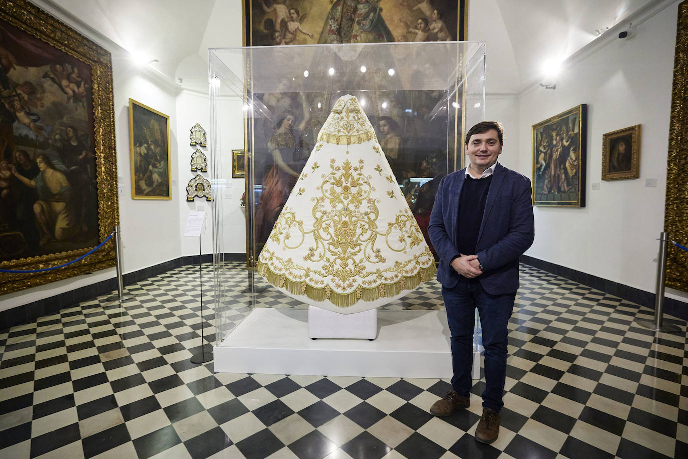 El cardenal Cañizares ha presentado el manto solidario que ha entregado LAS PROVINCIAS para la imagen peregrina de la Virgen de los Desamparados. El vestido es fruto de la generosidad de los lectores que se han sumado a la iniciativa del periódico para recaudar fondos destinados a la Fundación Pauperibus. 