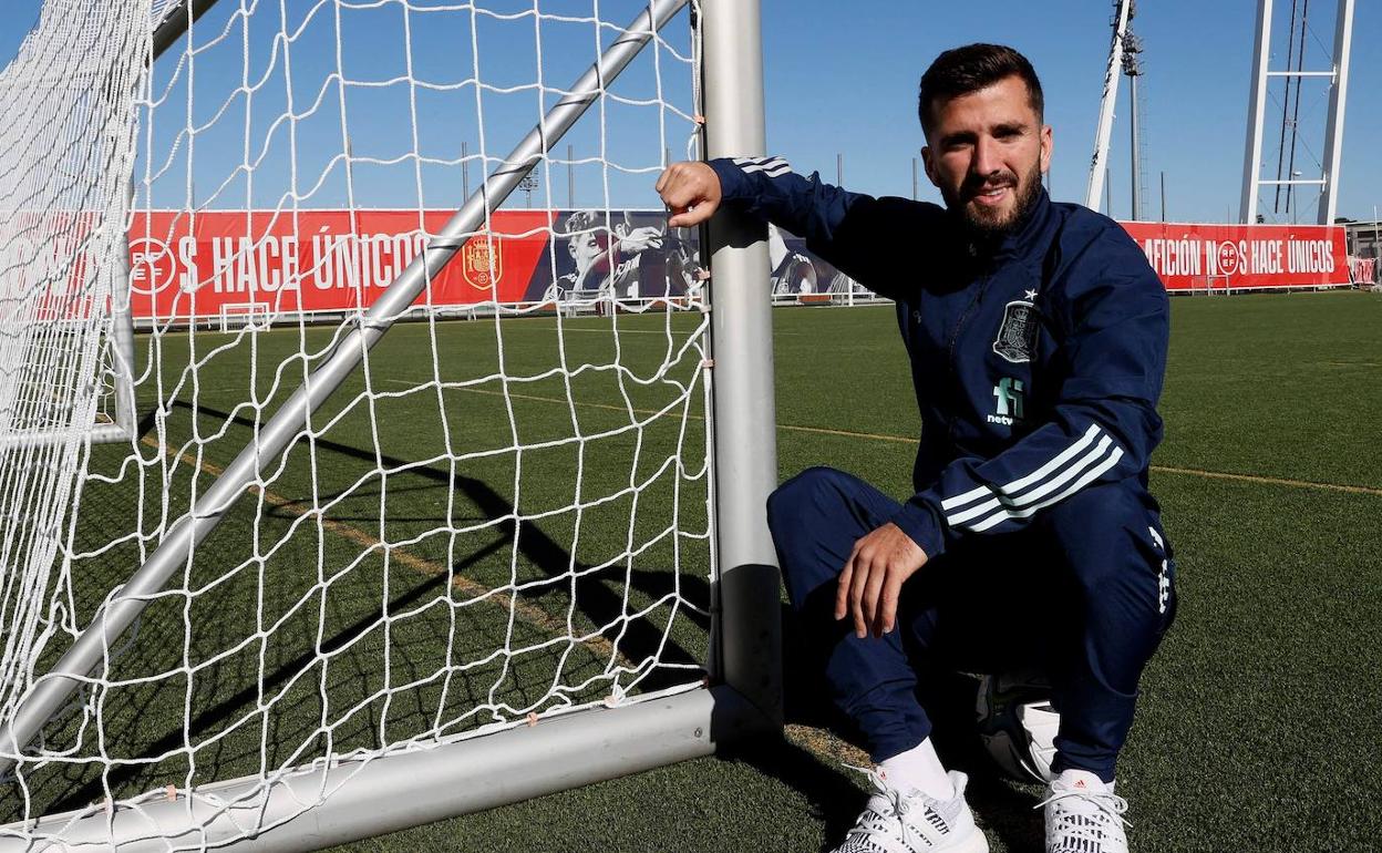 José Luis Gayà posa en la concentración de la selección española.