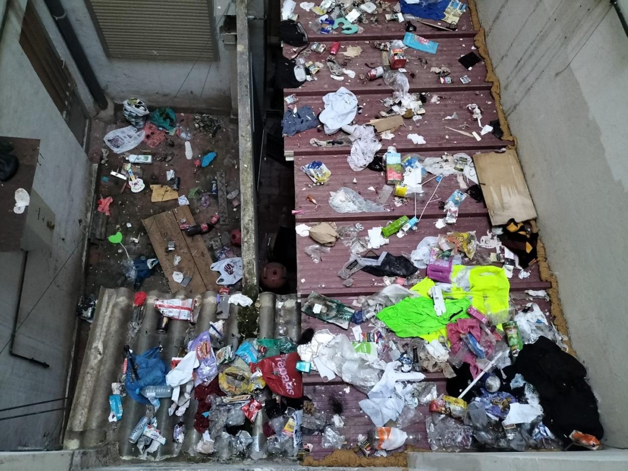 Basura en Orriols. Zona común de edificio donde hay viviendas ocupadas ilegalmente. lp