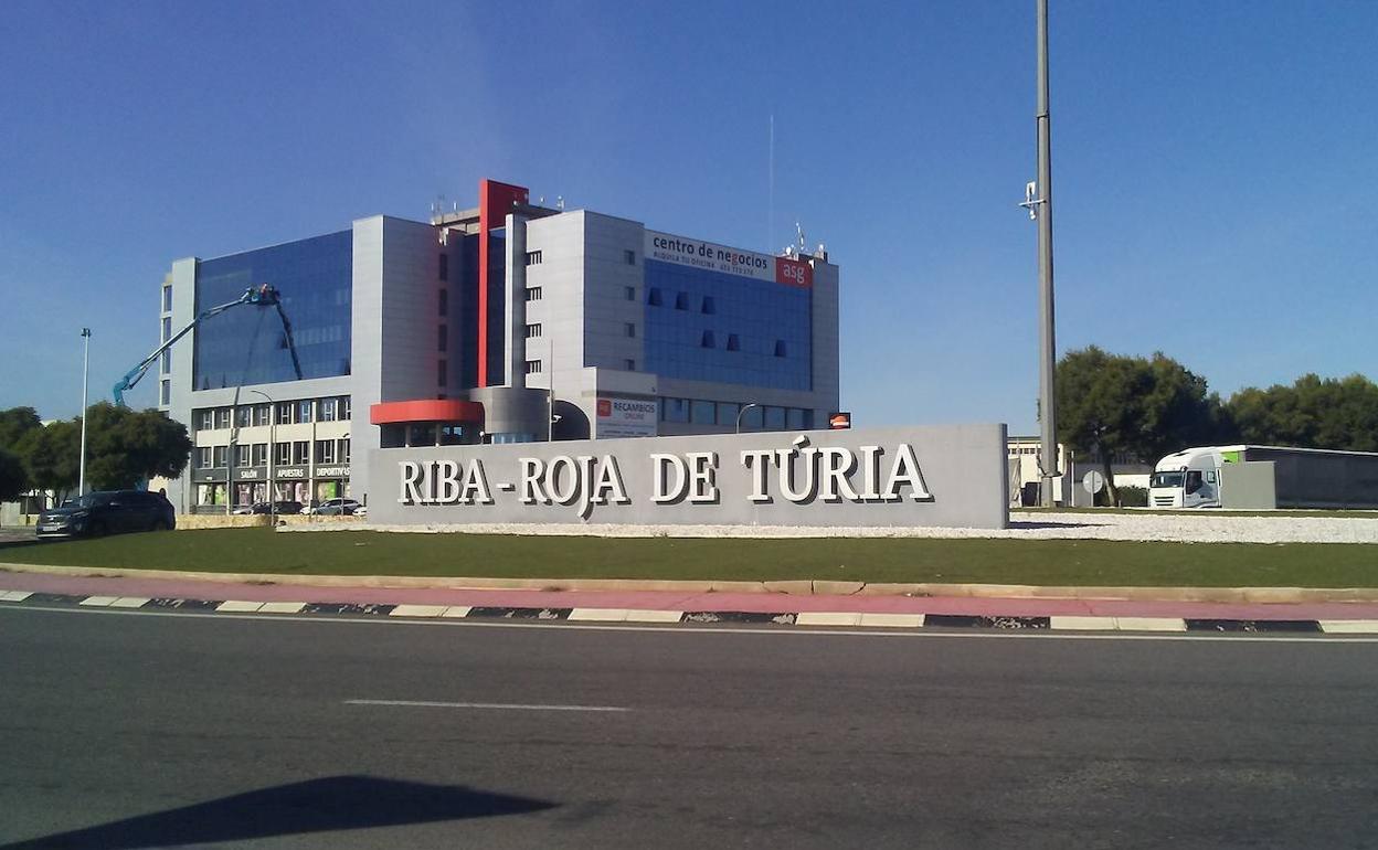 Acceso a una zona industrial en Riba-roja de Túria. 