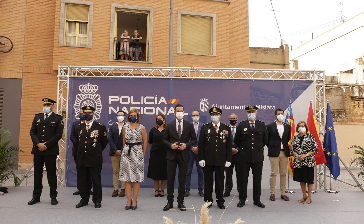 Carlos Fernández Bielsa, en el centro de la imagen, en un acto de su ayuntamiento. 