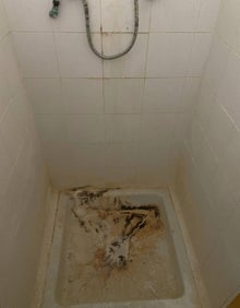 Imagen secundaria 2 - El acceso al centro y los baños de los trabajadores. 