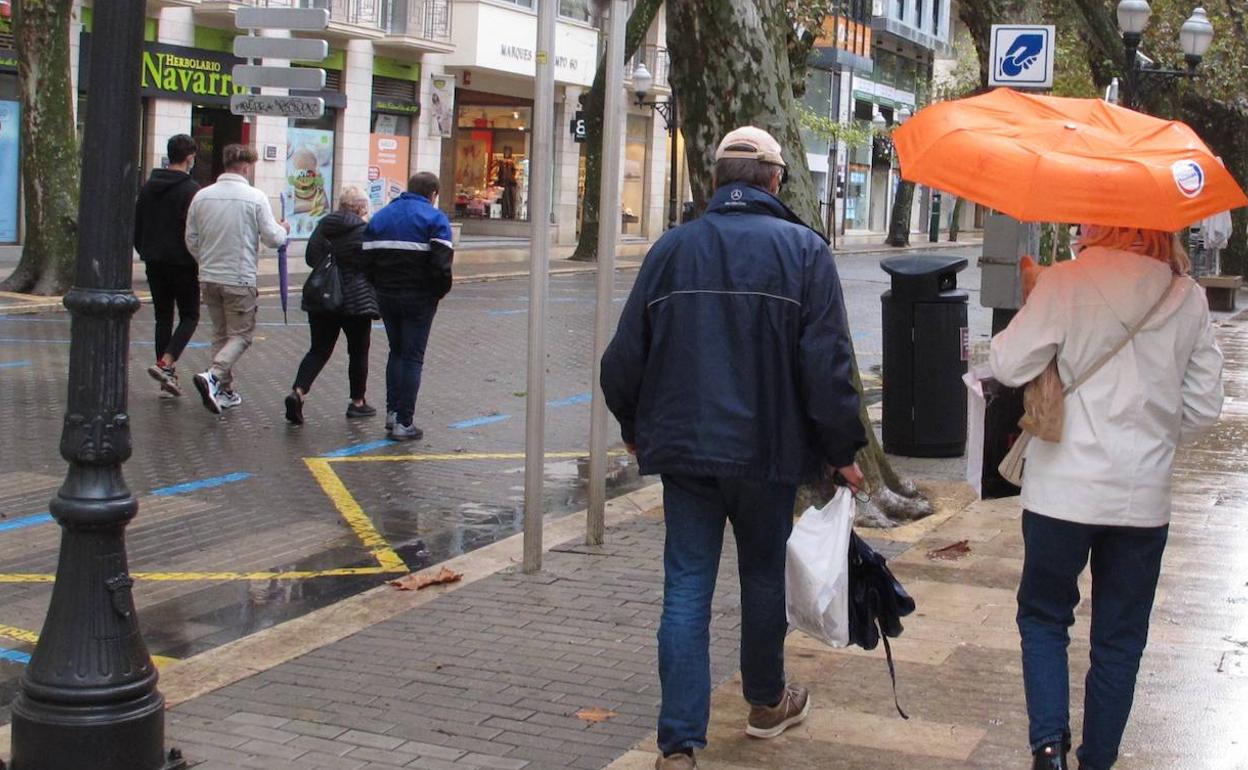 Algún paraguas asomando en Dénia, en la calle Marqués de Campo. 