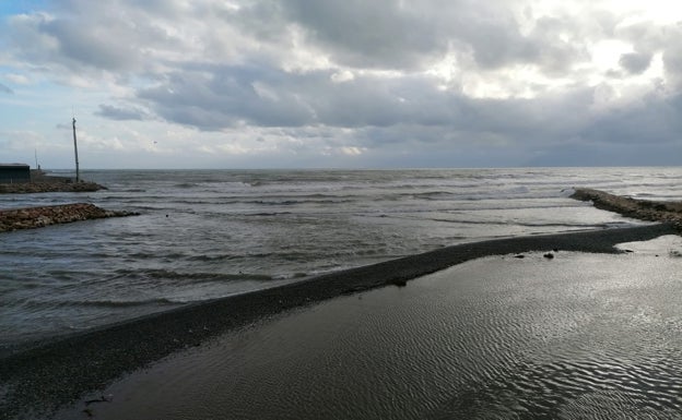 Imagen principal - Desembocadura del Serpis, arriba; playa de Marenys de Rafalcaid en dos imágenes, abajo. 