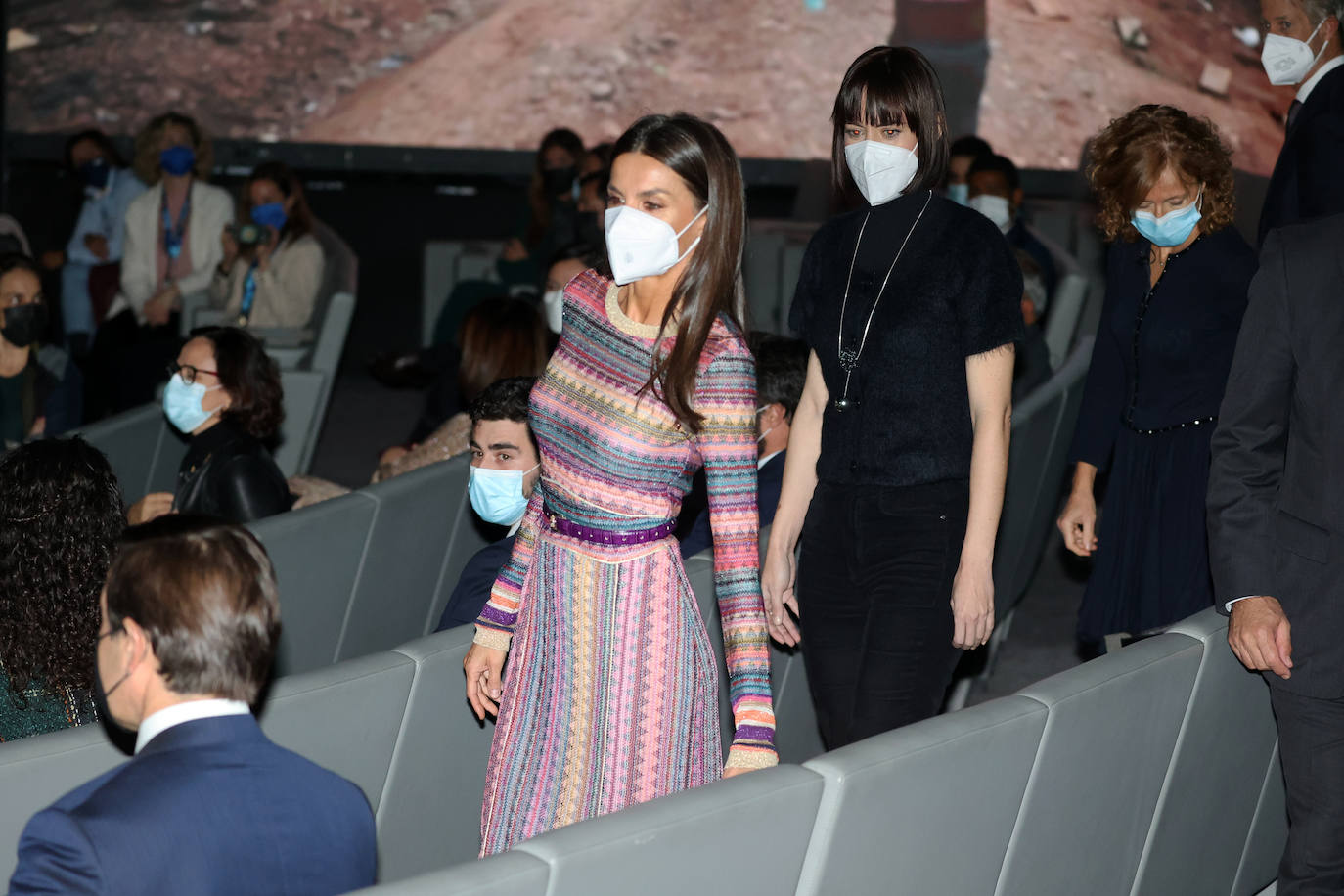 Fotos: Doña Letizia sorprende con un vestido étnico multicolor