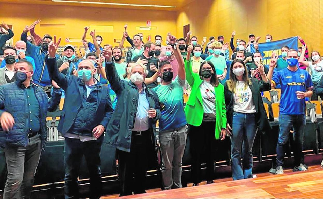 La delegación valenciana celebra el anuncio de la designación de Valencia como sede. 