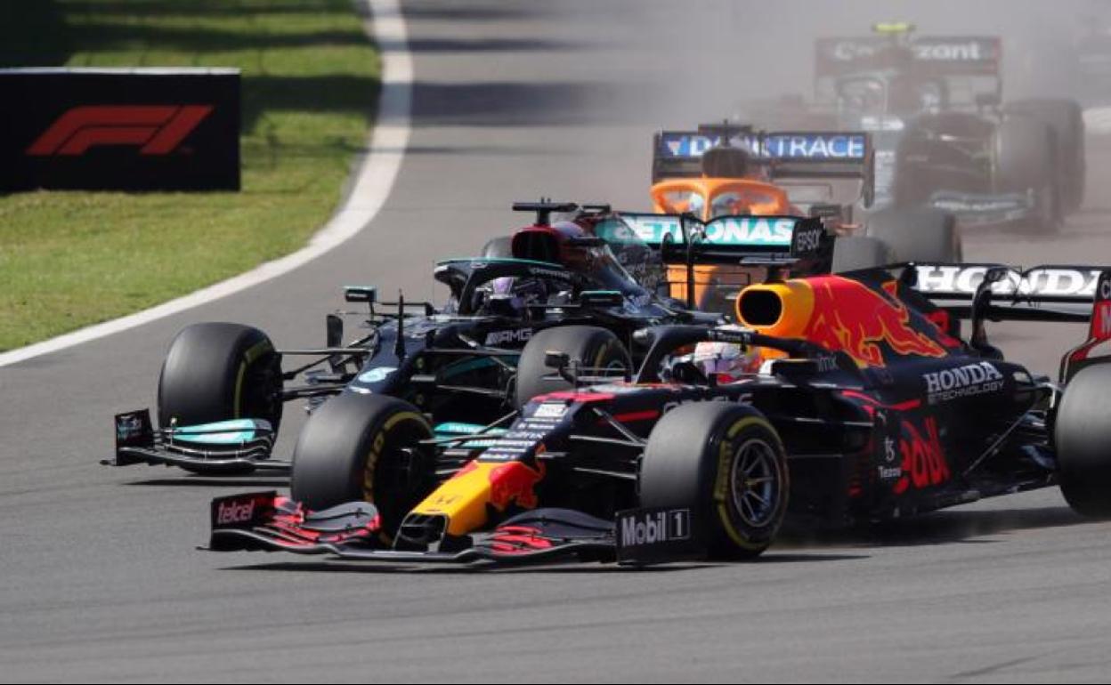 Max Verstappen y Lewis Hamilton, aspirantes al título mundial. 