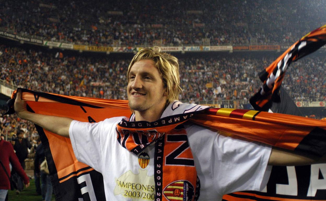 Mista celebrando el doblete del Valencia en 2004