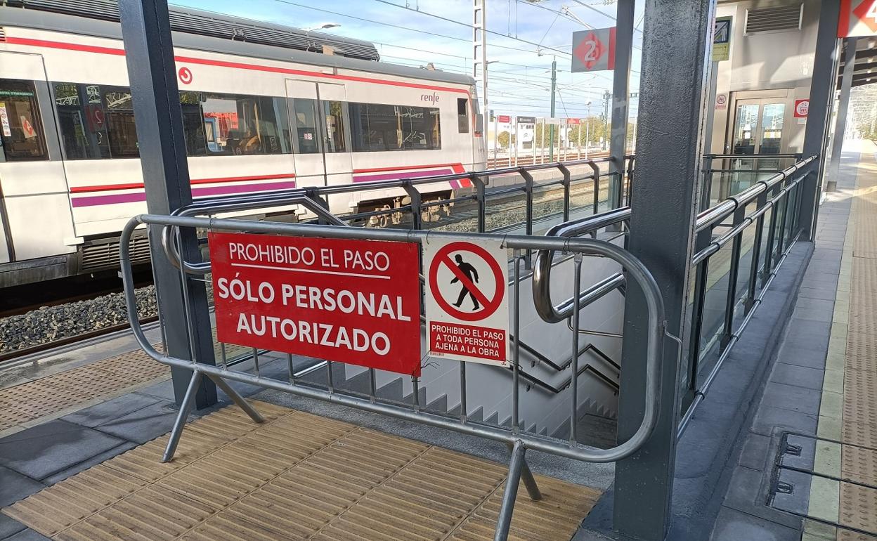 Uno de los pasos inferiores de la estación de Xàtiva que aún está cerrado al paso. 