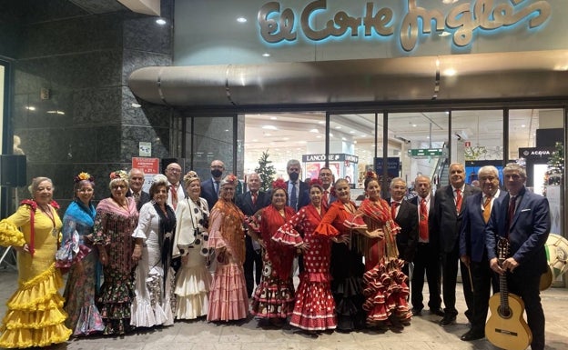 Coro de la Hermandad del Rocío de Valencia, en El Corte Inglés de la avenida de Francia. 