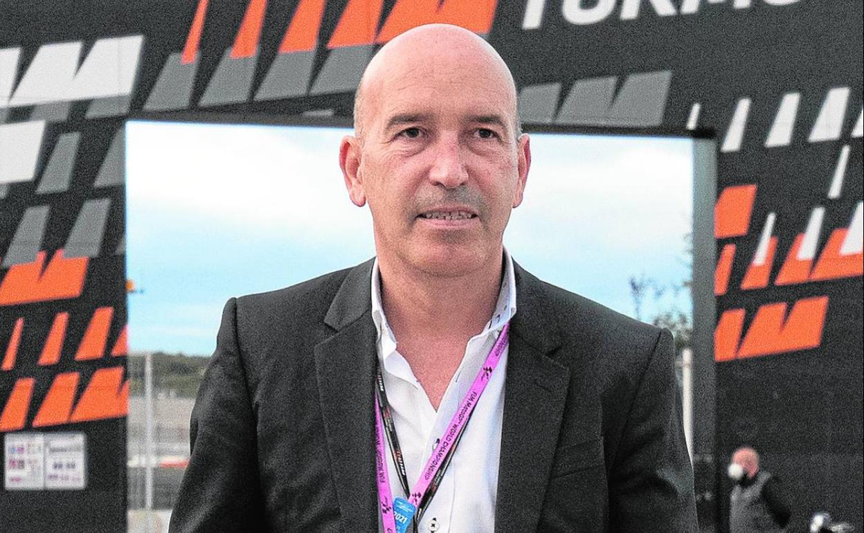 Gonzalo Gobert, en el acceso principal al Circuit de Cheste. 