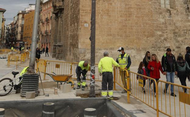 Imagen principal - Obras en la plaza de Brujas. 