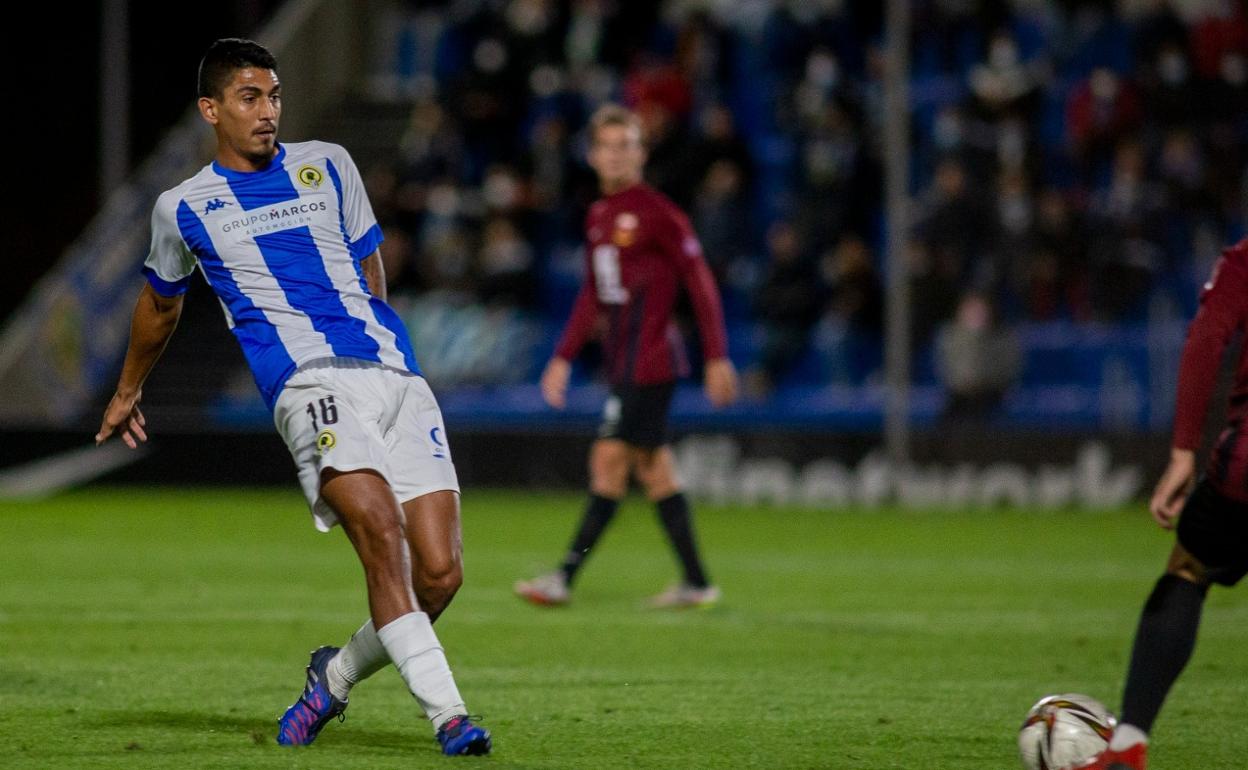 César Moreno será titular una semana más en el centro del campo junto a Mario Ortiz, que sustituye a Bikoro. 