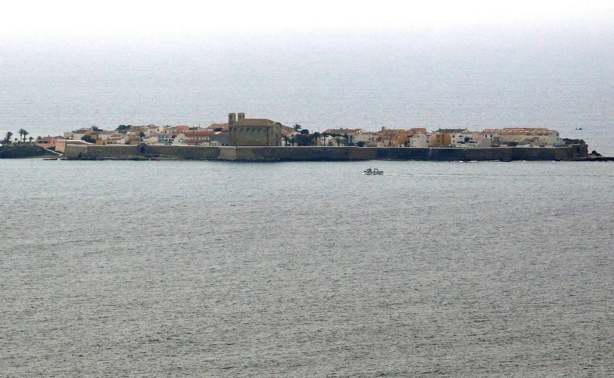 La isla de Tabarca cuenta con una longitud de unos 1.800 metros y una anchura de 400 metros. 