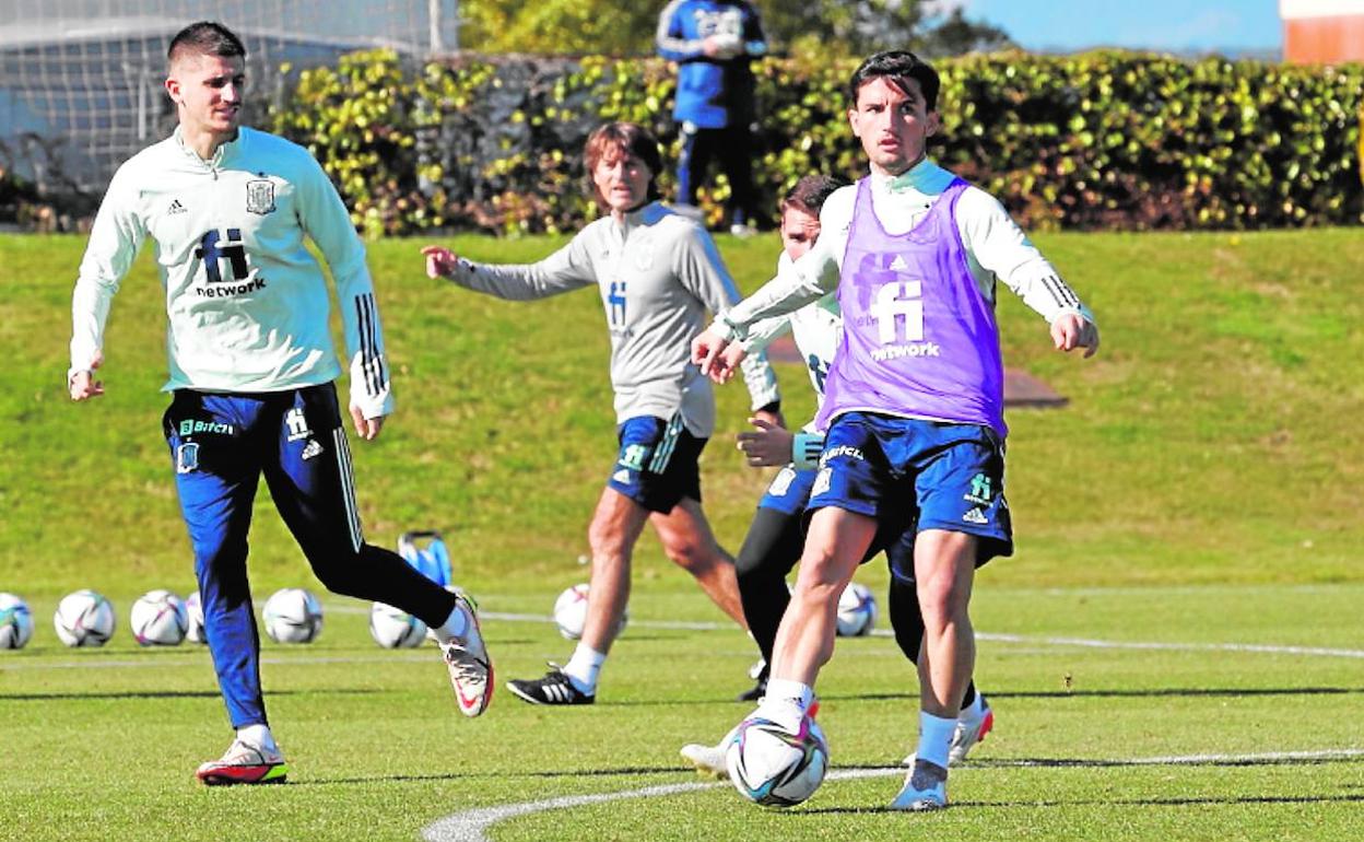 Hugo Guillamón, durante la concentración que está llevando a cabo la selección de Luis de la Fuente.