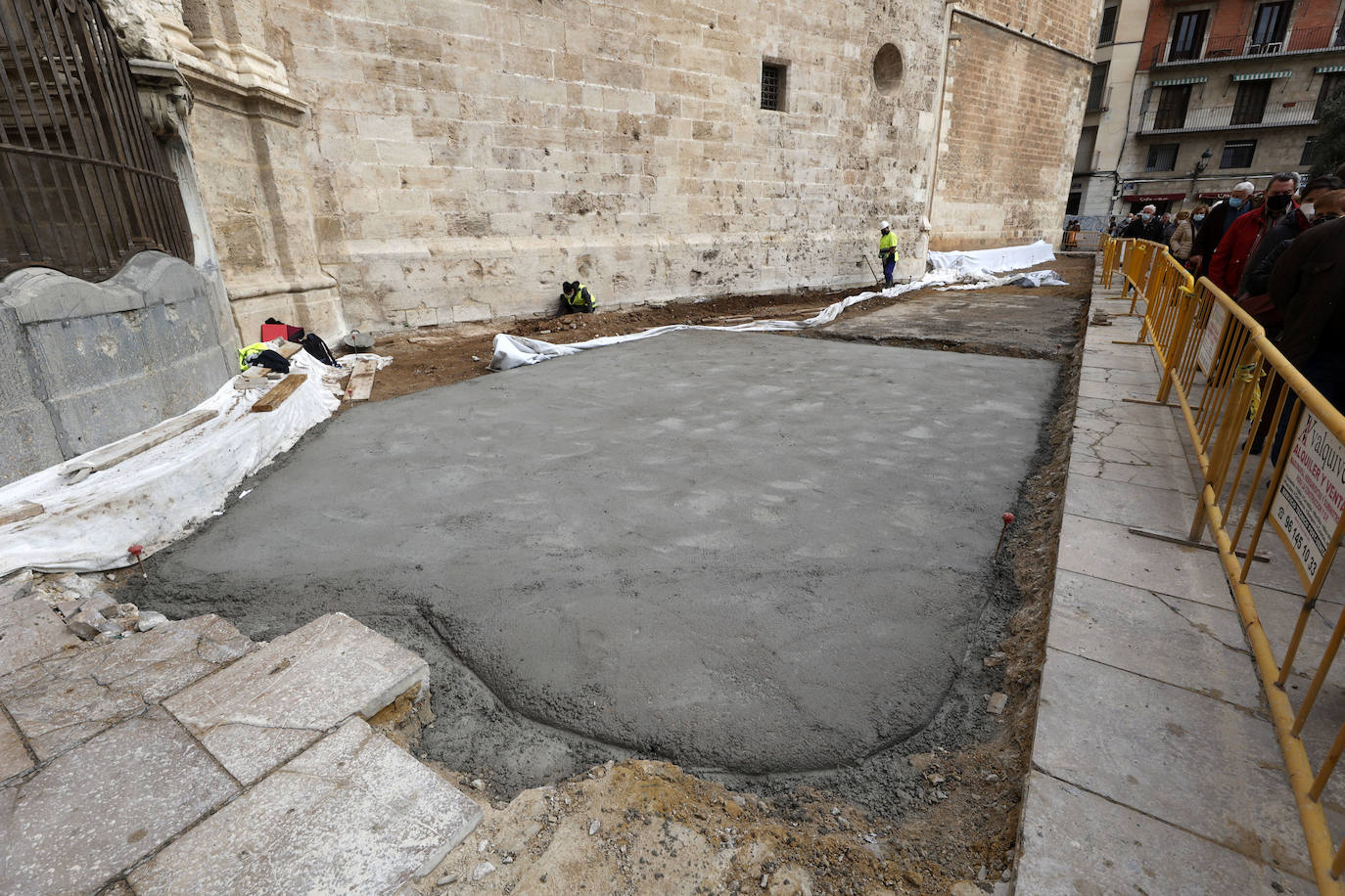 El hormigón sepulta el suelo junto a la Catedral.