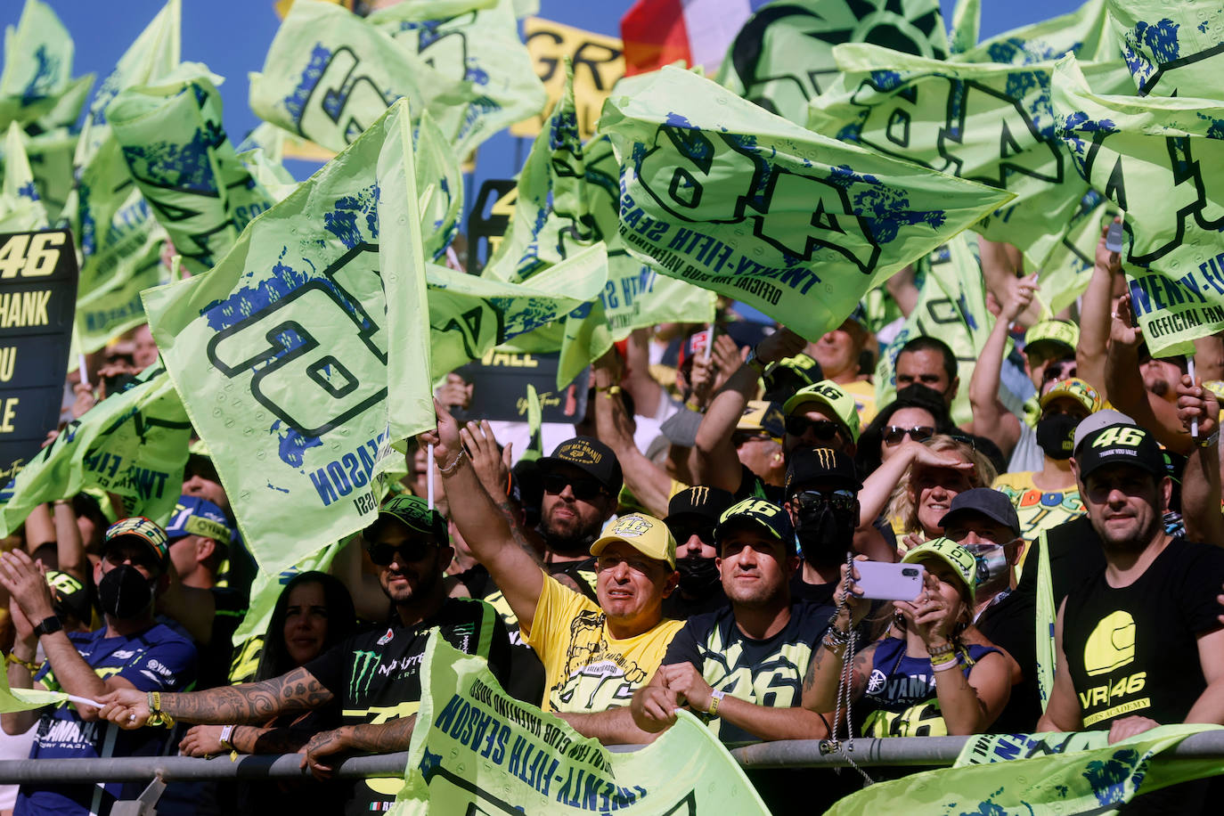 La bandera de final de carrera da inicio a la fiesta del adiós de 'Il Dottore'