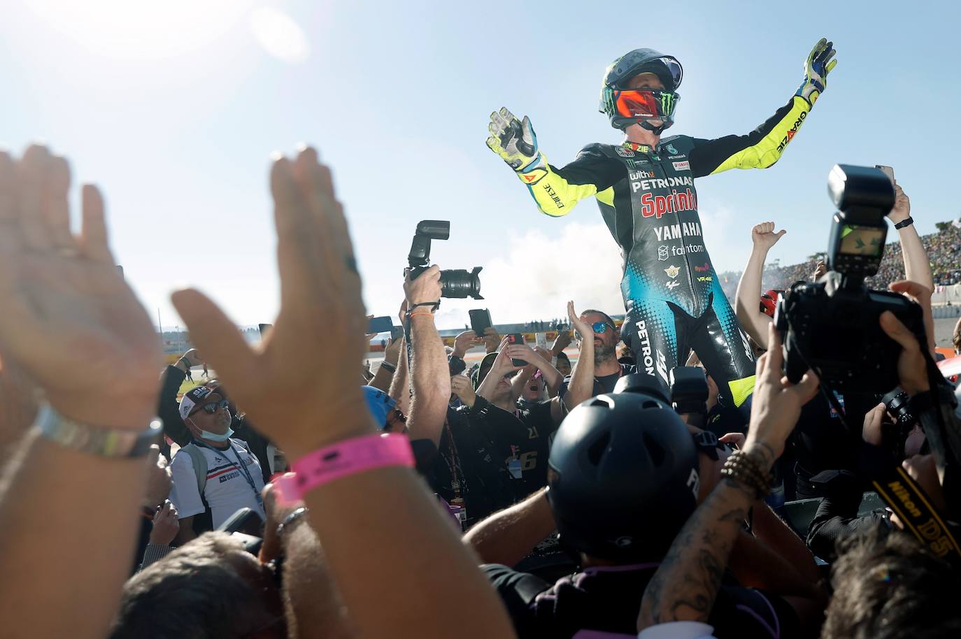 La bandera de final de carrera da inicio a la fiesta del adiós de 'Il Dottore'