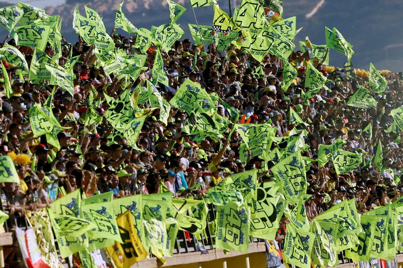 La bandera de final de carrera da inicio a la fiesta del adiós de 'Il Dottore'