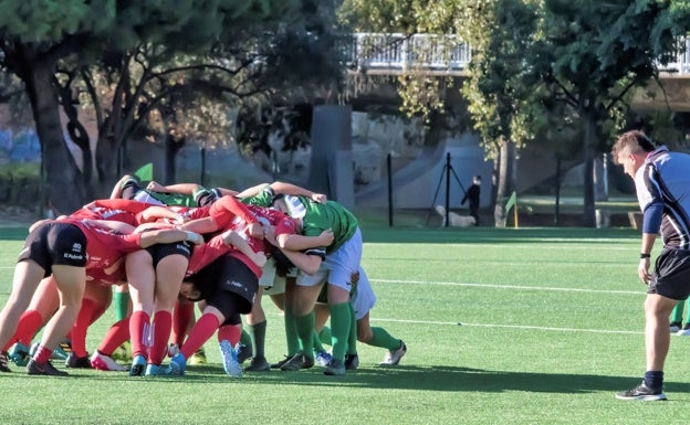 Las jugadoras del CAU haciendo una melé. 