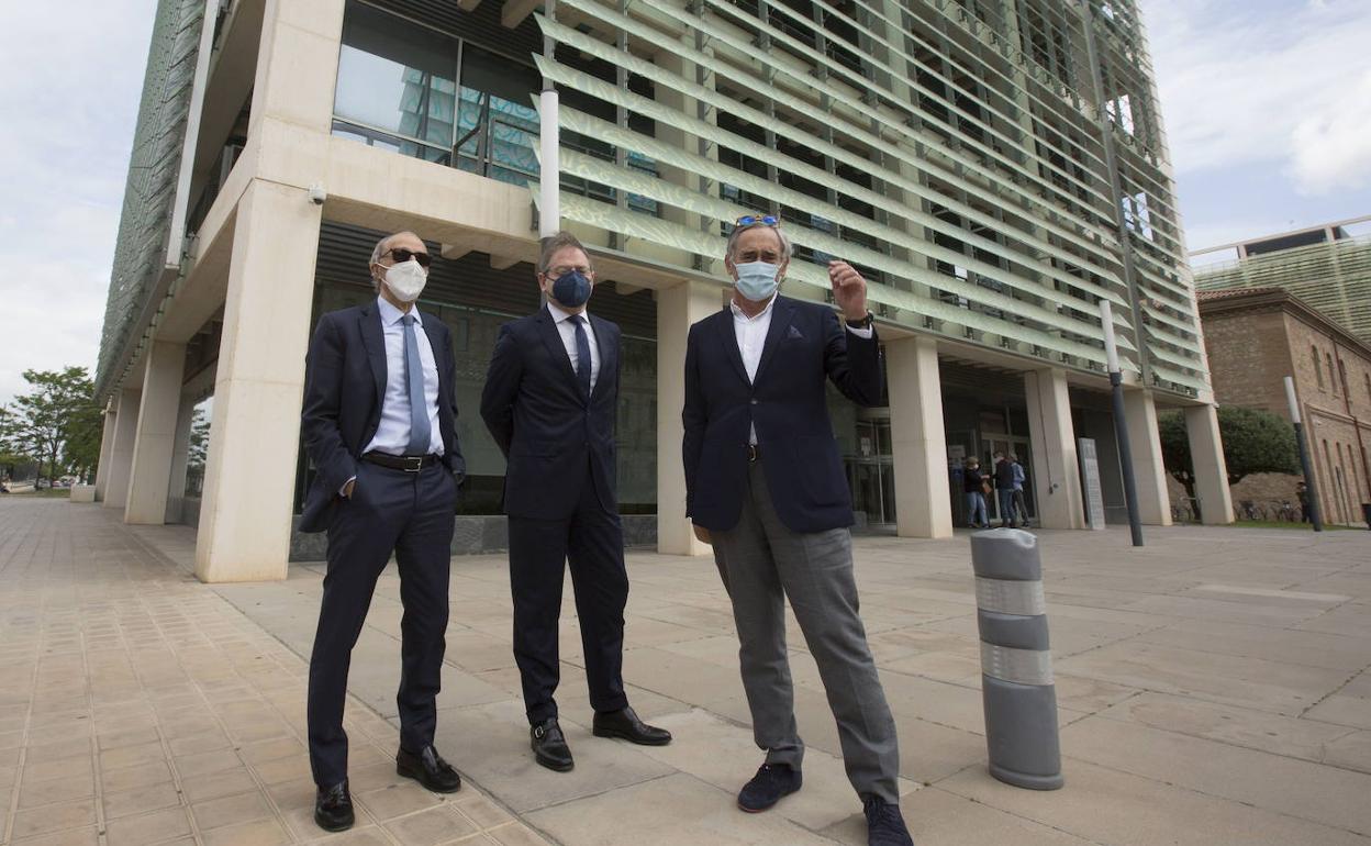 De izquierda a derecha, Martín Queralt, Pablo Delgado y García Fuster, en la conselleria.