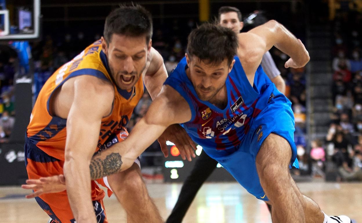 Sam Van Rossom pelea un balón con Lapprovittola