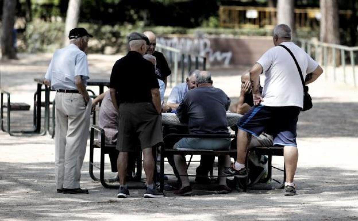 Pensionistas en un parque. 