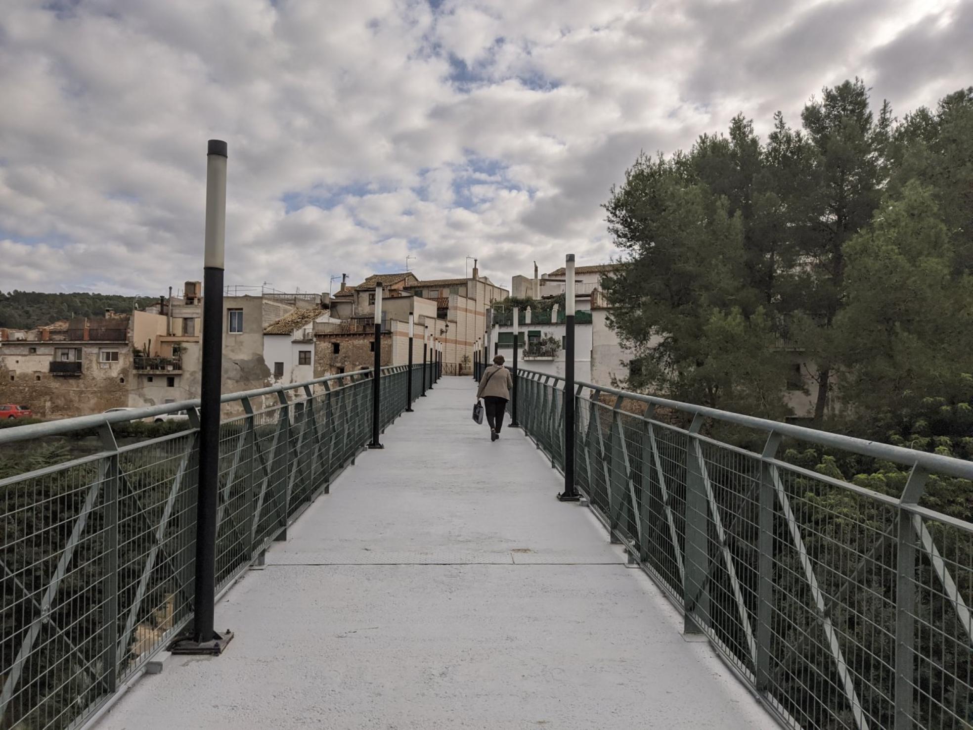 Un pueblo aislado. Ninguna línea de bus tiene parada en este municipio. a. talavera