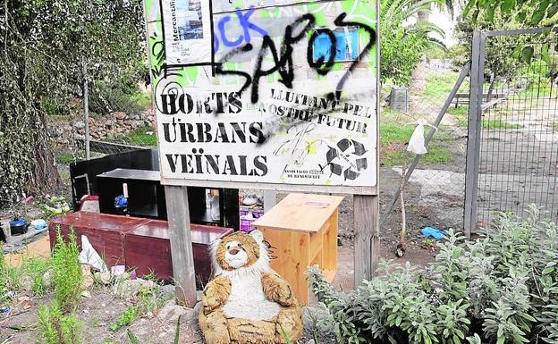 Imagen principal - Movimientos vecinales. Cartel del CSOA L'Horta de los huertos urbanos que reivindica su espacio.| Huerta y ciudad. Parcelas de huertos urbanos en el barrio. | Pancartas. Un vecino sentado en un banco de la plaza de Benimaclet y sobre él una pancarta contra el botellón.