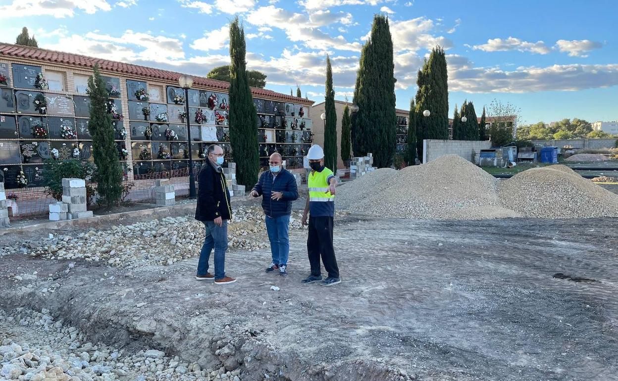 El alcalde, Paco Gómez, visita las obras. 