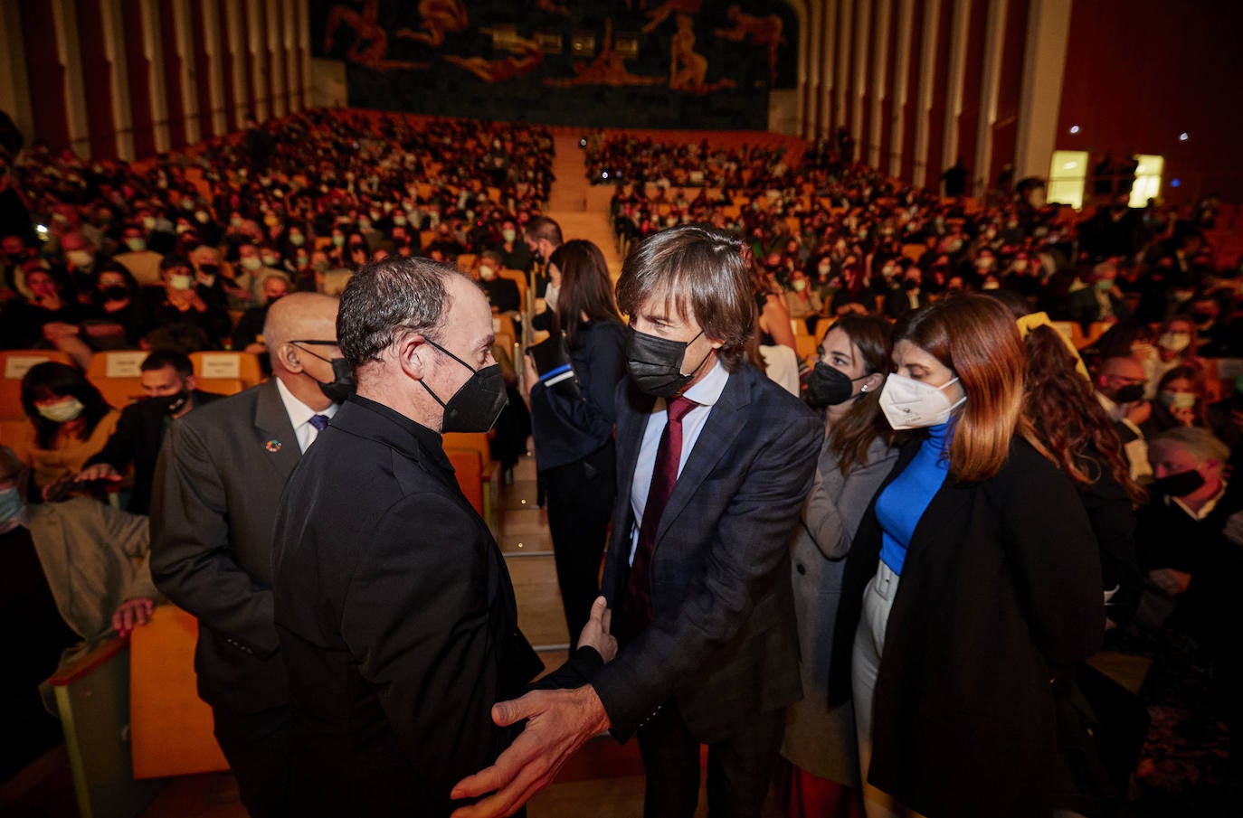 Valencia Capital del Diseño ya es una realidad. La gala de presentación del programa que ha tenido lugar este martes por la noche en Les Arts celebra la puesta en marcha de la iniciativa, financiada por el Ayuntamiento, la Generalitat y la Diputación. Al evento han acudido Bertrand Derome, director general de la Organización Mundial del Diseño y autoridades como el presidente Ximo Puig; el presidente de la Diputación de Valencia, Toni Gaspar y el alcalde de Valencia, Joan Ribó.