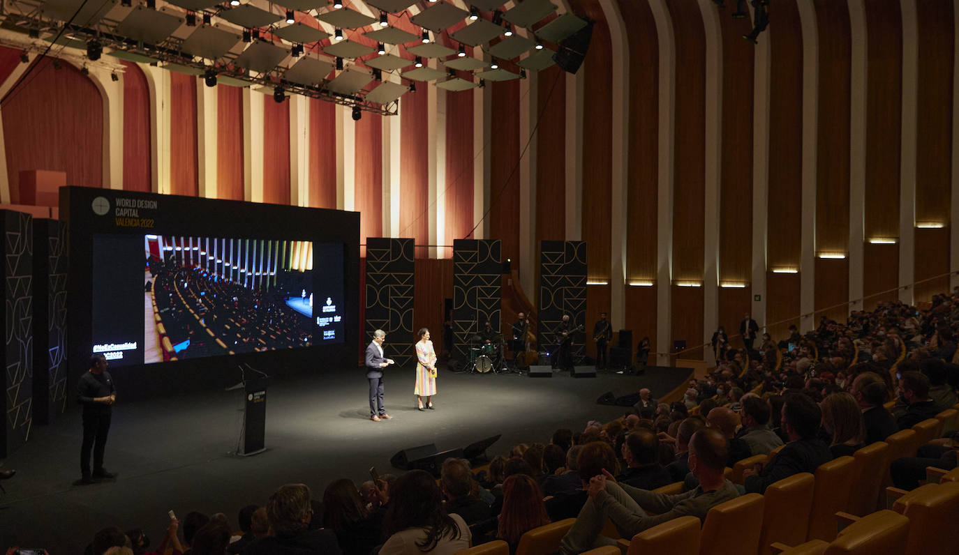 Valencia Capital del Diseño ya es una realidad. La gala de presentación del programa que ha tenido lugar este martes por la noche en Les Arts celebra la puesta en marcha de la iniciativa, financiada por el Ayuntamiento, la Generalitat y la Diputación. Al evento han acudido Bertrand Derome, director general de la Organización Mundial del Diseño y autoridades como el presidente Ximo Puig; el presidente de la Diputación de Valencia, Toni Gaspar y el alcalde de Valencia, Joan Ribó.