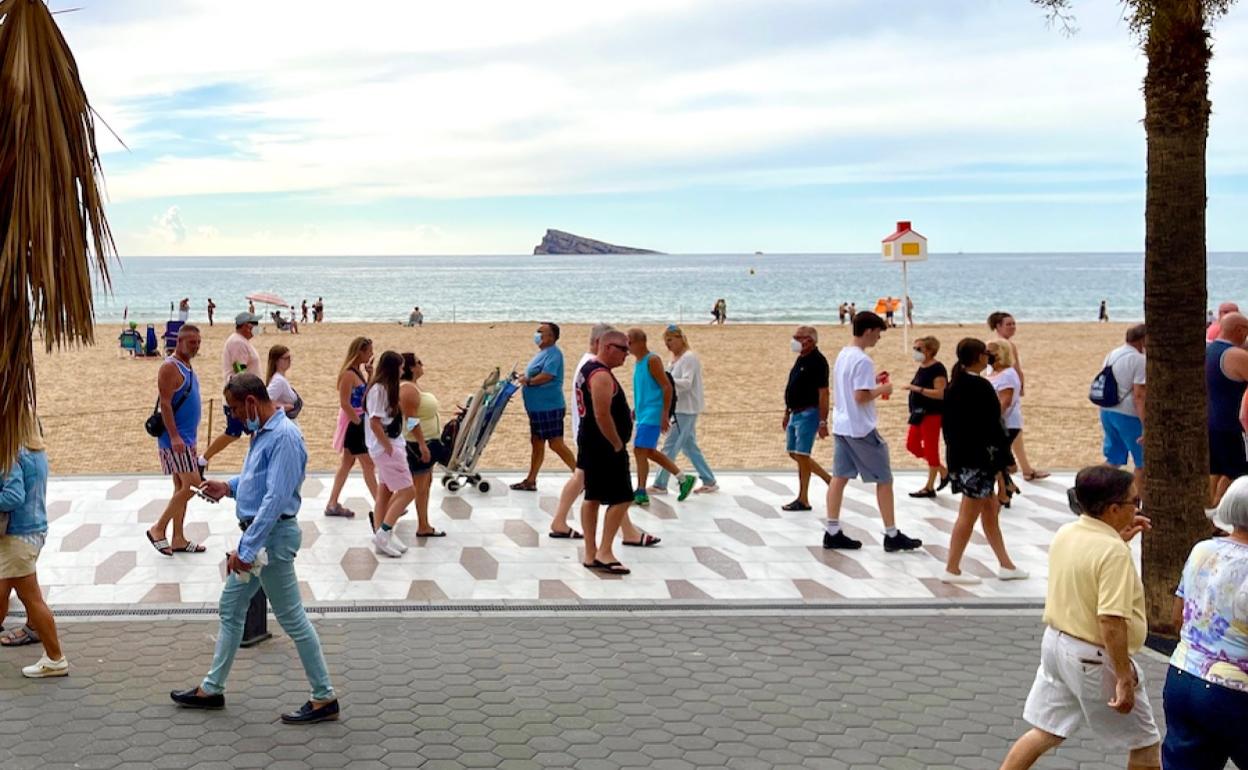 Turistas pasean por la playa de Levante de Benidorm