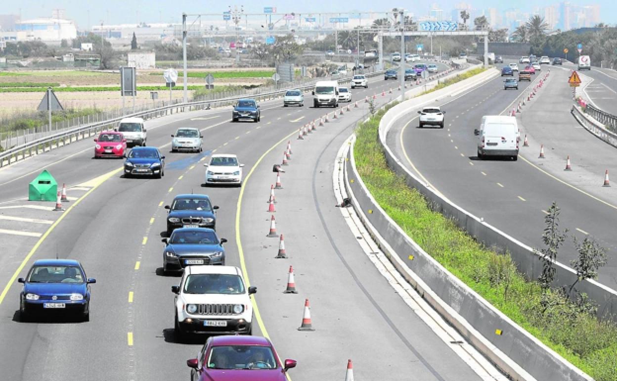 Circulación en la V-21, una de las carreteras en las que se podría cobrar