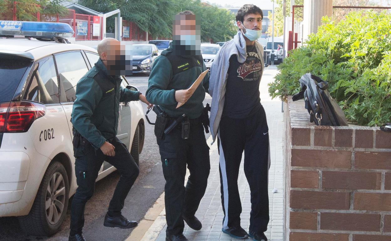 El detenido, antes de entrar al Palacio de Justicia de Llíria. 