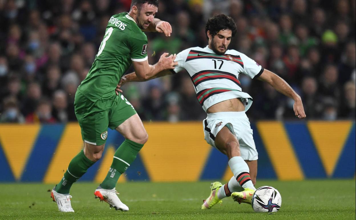 Guedes, a la derecha, en un partido de su selección. 