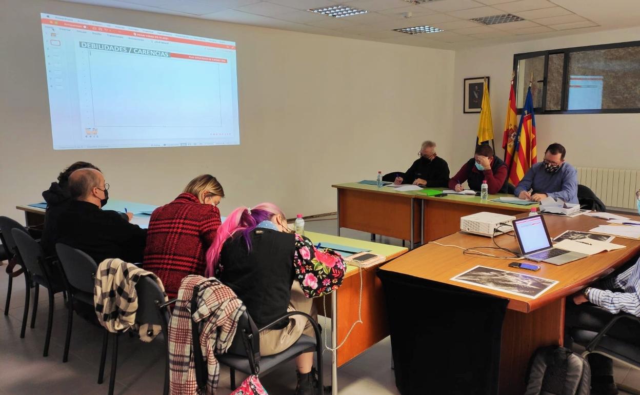 Imagen de la primera mesa de trabajo, donde han participado Ayuntamiento y empresarios. 