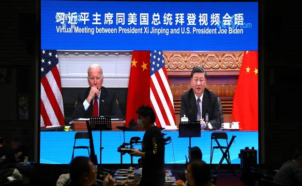 El presidente chino, Xi Jinping, asiste a una reunión virtual con el presidente de Estados Unidos, Joe Biden.