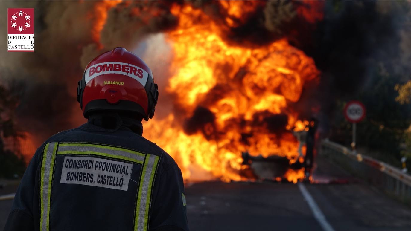 Bomberos en el incendio en Castellón