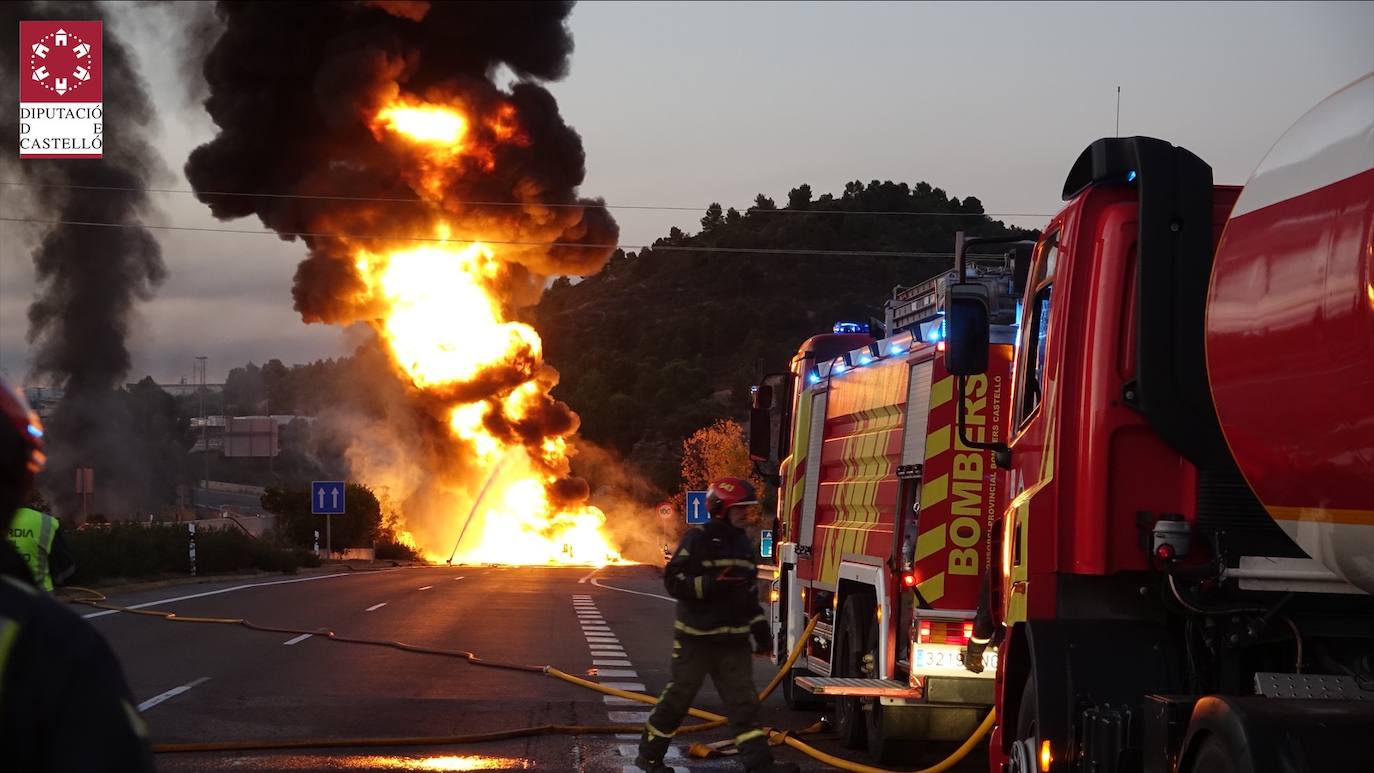 Bomberos en el incendio en Castellón