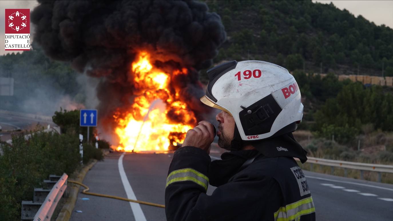 Bomberos en el incendio en Castellón