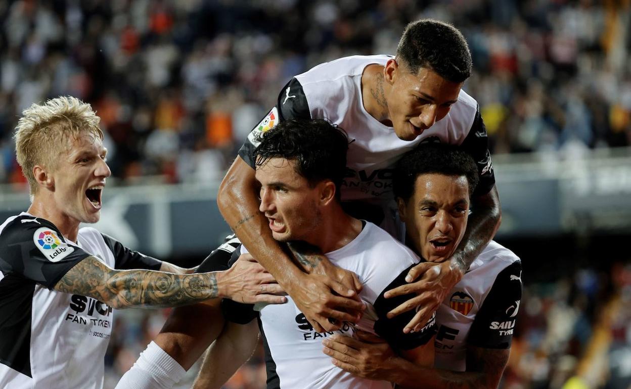 Hélder Costa celebra el gol de Guillamón junto a Wass y Marcos André