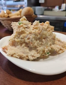 Imagen secundaria 2 - Arriba, guiso de caracoles, a la izquierda, gazpacho manchego con carne de caza. A la derecha, su famosa ensaladilla.